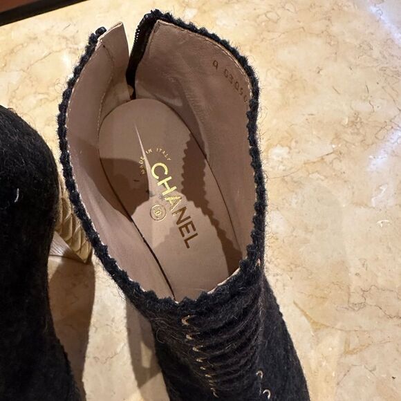 Chanel gray boots with gold embellished heel. Size 41 - Picture 7 of 17